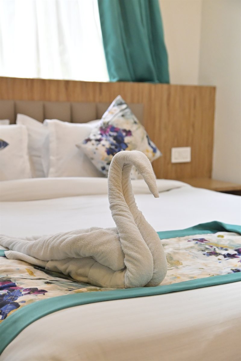 Luxury Suite – Signature Towel Swan Bed Decor