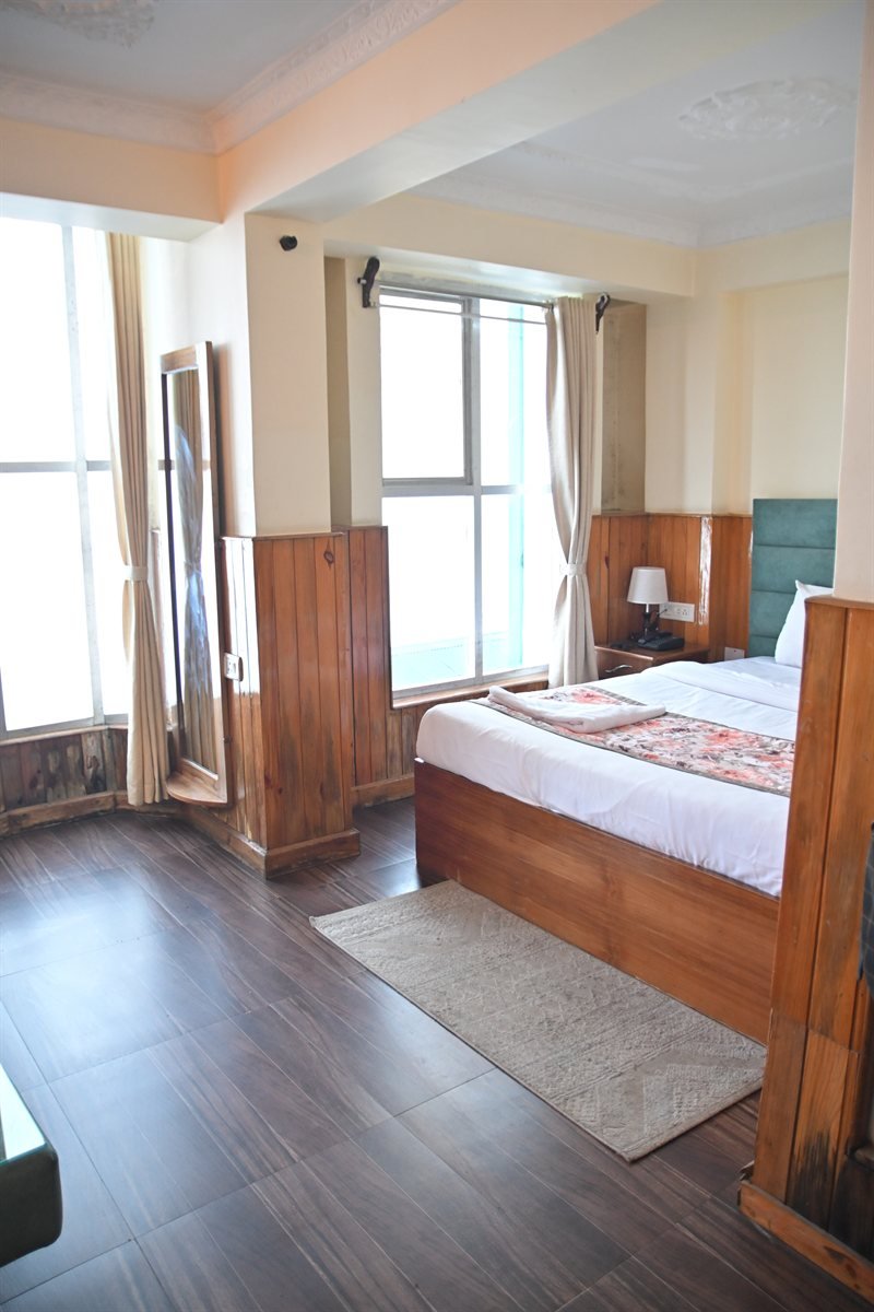 Deluxe Room – Scenic Mountain Sunlight