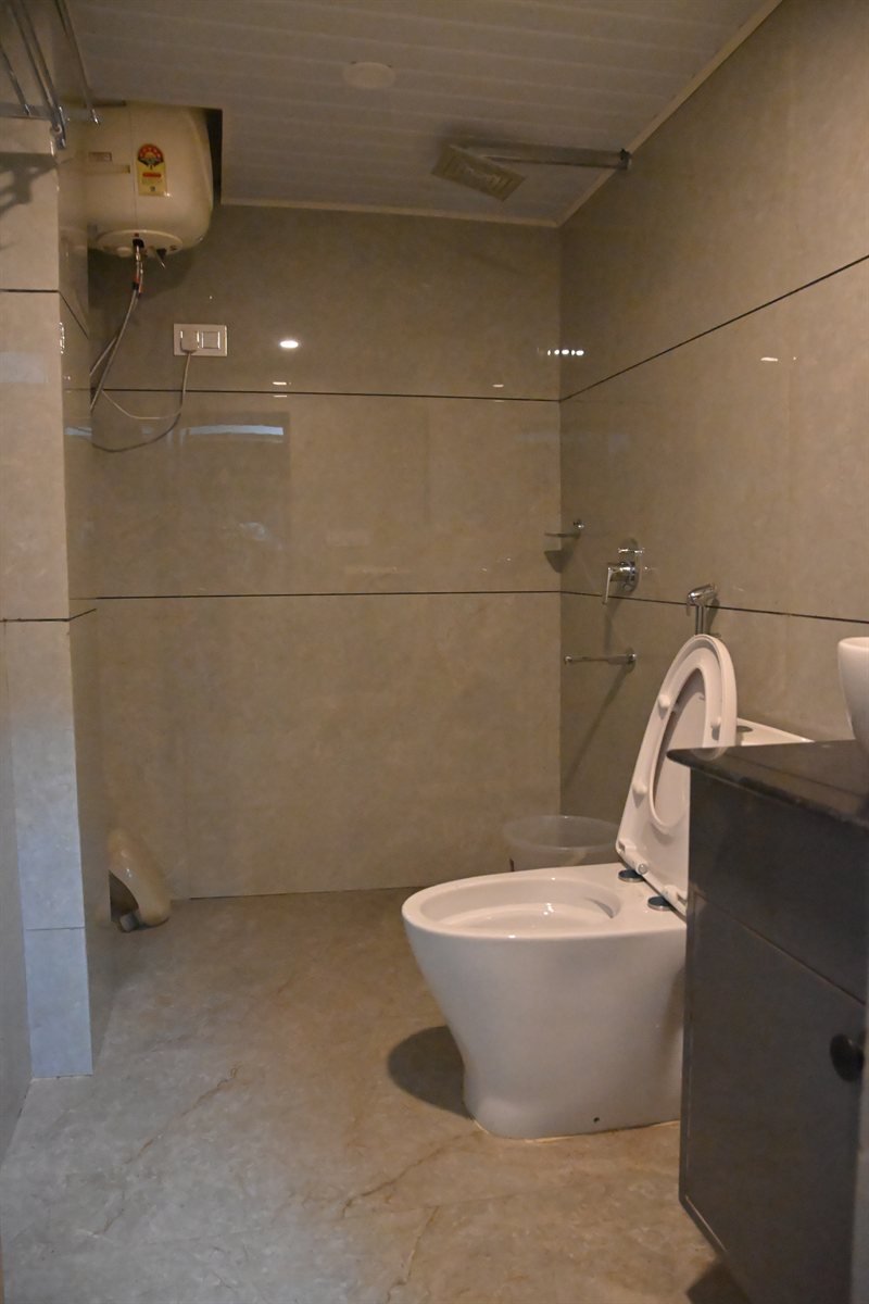 Modern En-Suite Bathroom – Spotless & Fresh
